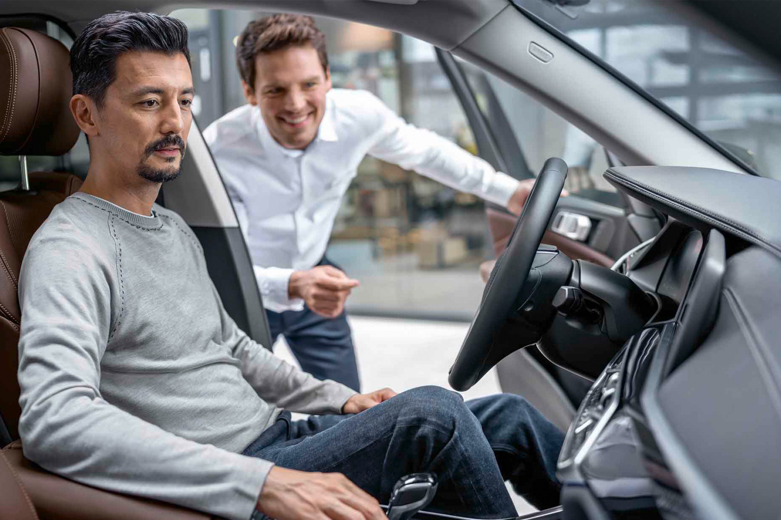 Mitarbeiter erhält Erklärung zum Fahrzeug